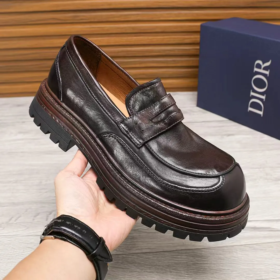 Factory price 540 🕷️🕷️[Dior] Dior's new men's shoes are launched in Hong Kong counters. Official website 1:1 production. Original Italian patented cowhide + water-dyed 🐂 leather lining. Designed by European and American masters. Goodyear craftsmanship, washed cowhide, perfect shape to create counter quality, solid color rubber wear-resistant outsole and classic dazzling toe! Super versatile and very comfortable. High-end without losing taste, fashionable and novel! ! Absolute focus! Colors optional, code number 38-44 (45 customized)